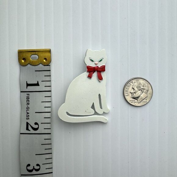 Vintage Cat Brooch Signed JJ White Red Bow Green Eyes Pin - Picture 6 of 6